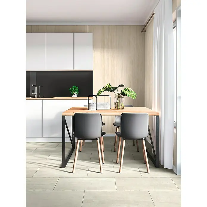 LOGOCLIC Wandpaneel Designwall - Flowstone, 265 x 123 cm - Ein heller Küchenbereich mit Esstisch und modernen Stühlen, die ein einladendes Ambiente schaffen. Die minimalistische Gestaltung betont die klaren Linien.