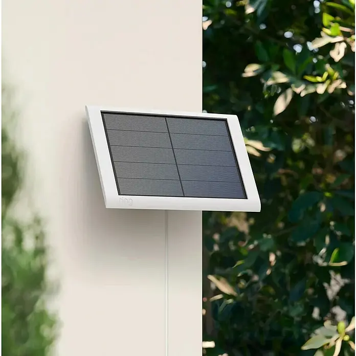 Ring Solarmodul USB-C (2. Gen) - L x B x H: 20,5 x 1,2 x 16,9 cm, Weiß - Nahaufnahme eines Ring Solarpanels mit weißem Rahmen, befestigt an einer weißen Wand, mit einem Kabel, das nach unten führt.