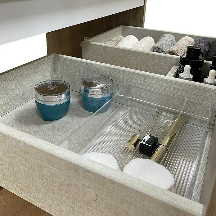 Artysan Conjunto de mueble de baño Funk - Ancho: 80 cm, Nature/Negro, 3 pzs. - Un armario con cajón abierto con dos cremas NovAge color cerceta y artículos de maquillaje en un organizador transparente.