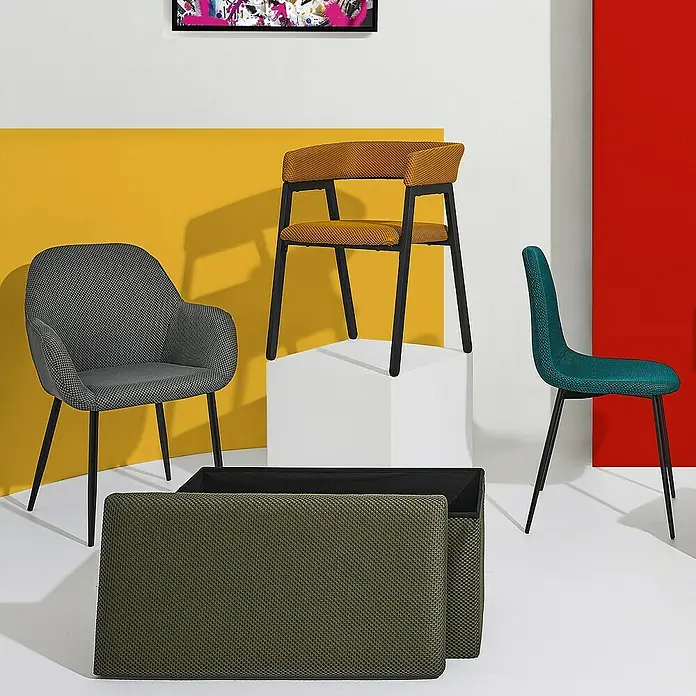 Home Deco Factory Silla Atom - Mostaza, 2 ud. - Selección de sillas elegantes en un estudio.