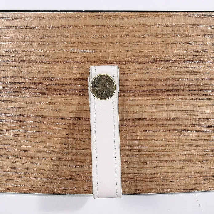 Home Deco Factory Mesa auxiliar - Ø x Al: 35 x 46,5 cm, Blanco/Madera, Número de cajones: 1 ud. - Primer plano de un cajón con chapa de madera clara y tirador de cuero blanco con botón de latón.