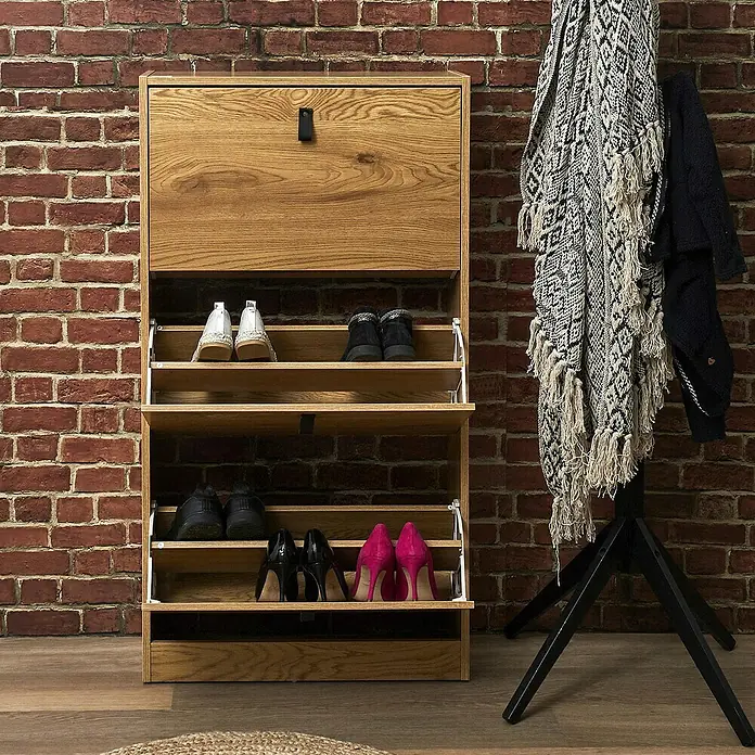 Home Deco Factory Zapatero - L x An x Al: 24 x 63 x 117 cm, Marrón, Número de compartimentos: 3 ud. - Zapatero de madera clara con múltiples estantes y varios zapatos, situado junto a un perchero con ropa.