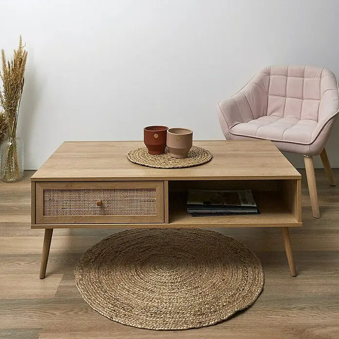 Home Deco Factory Bali Conjunto mueble de salón - 3 pzs., Marrón, Con ratán trenzado - Una elegante mesa de centro de madera con cajón, estante de almacenamiento y elementos decorativos, que añade un toque elegante a tu salón.