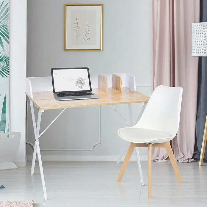 Home Deco Factory Mesa de escritorio - L x An x Al: 50 x 90 x 85 cm, Blanco/Madera - Un escritorio luminoso con un portátil y una silla blanca delante, ideal para un estudio moderno.