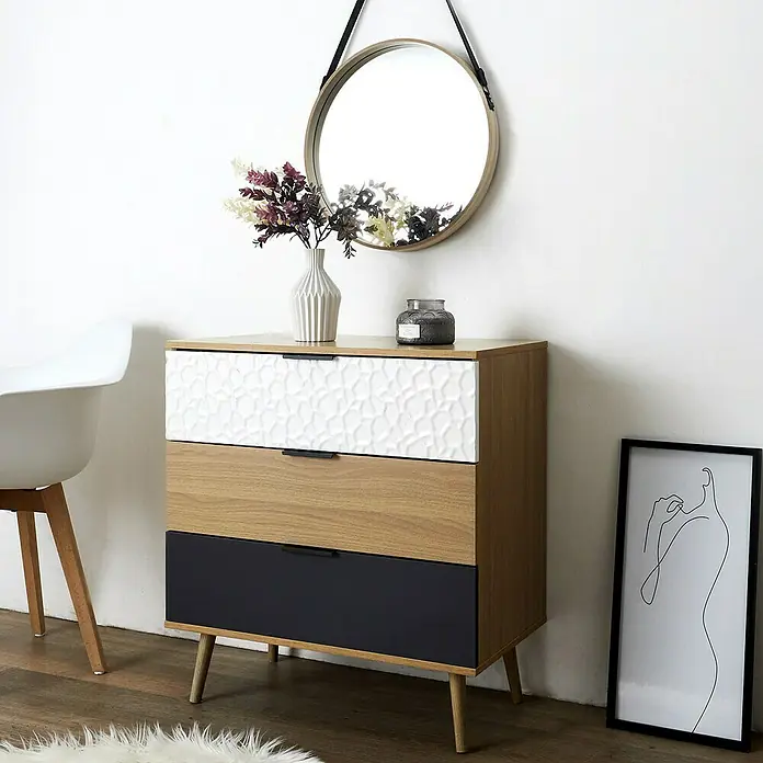 Home Deco Factory Sven Cómoda - L x An x Al: 39 x 75 x 80 cm, Madera/Blanco/Antracita, Número de cajones: 3 ud., Detalles geométricos - Aparador moderno con tres cajones en blanco, madera y negro. Un espejo decorativo cuelga encima, añadiendo un toque elegante a la habitación.