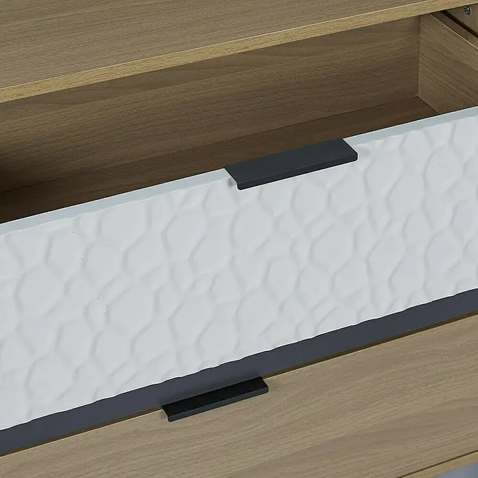 Home Deco Factory Sven Cómoda - L x An x Al: 39 x 75 x 80 cm, Madera/Blanco/Antracita, Número de cajones: 3 ud., Detalles geométricos - Primer plano de un armario con cajones de madera abierto con frente de cajón blanco texturizado y tiradores negros.
