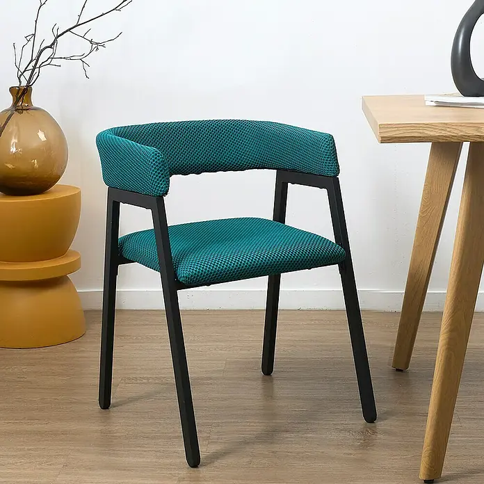 Home Deco Factory Silla Atom - Azul, 2 ud. - Esta elegante silla con asiento y reposabrazos tapizados en turquesa es un complemento elegante para cualquier habitación. La estructura negra y elegante garantiza la estabilidad.