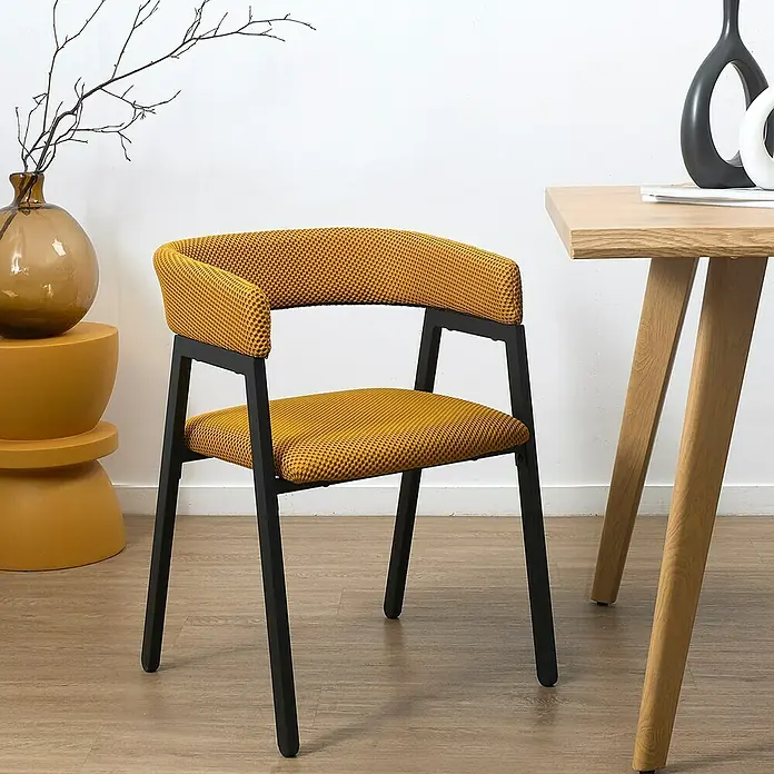 Home Deco Factory Silla Atom - Mostaza, 2 ud. - Silla amarilla con reposabrazos y estructura metálica negra que aporta un toque moderno y elegante a cualquier espacio.