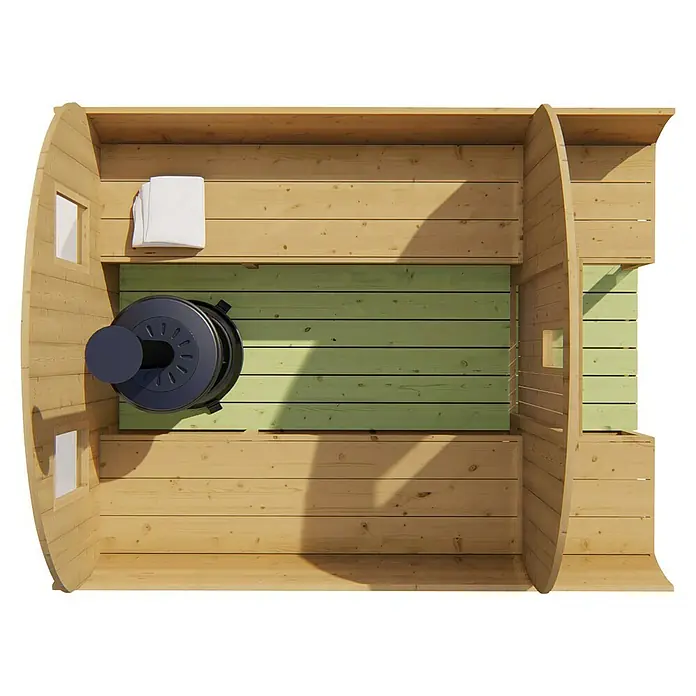 Tuindeco Fasssauna - L x B x H: 250 x 205 x 205 cm, Ohne Ofen - Innenansicht einer Fasssauna mit Ofen und Handtüchern. Die Sauna besteht aus hellem Holz mit grün gestrichenen Sitzbänken.