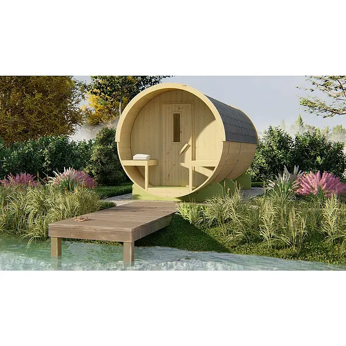 Tuindeco Fasssauna - L x B x H: 400 x 205 x 225 cm, Ohne Ofen, Unbehandelt - Fassförmige Außensauna aus Holz mit kleinem Steg am Ufer eines Sees, umgeben von Grün. Entspannung pur!