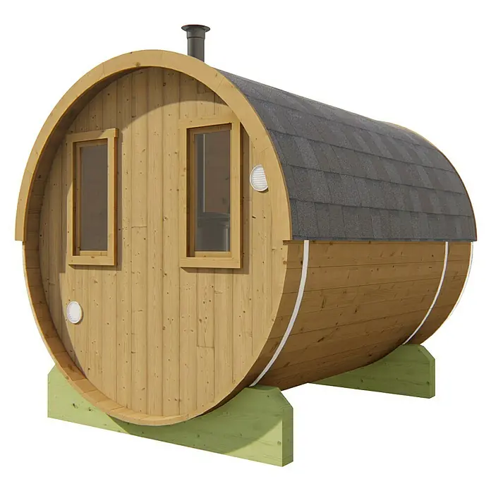 Tuindeco Fasssauna - L x B x H: 250 x 205 x 205 cm, Ohne Ofen - Ein Fass-Sauna-Bausatz mit zwei Fenstern und einem kleinen Schornstein auf einem grünen Fundament.