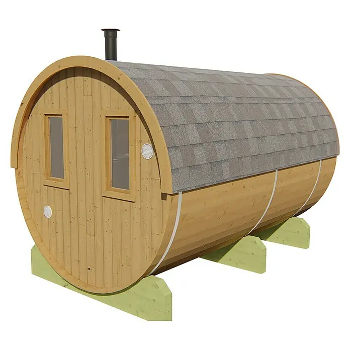 Tuindeco Fasssauna - L x B x H: 350 x 205 x 220 cm, Ohne Ofen - Abgebildet ist eine Fasssauna aus Holz mit Dachschindeln, die auf grün gestrichenen Balken steht. Ein Ofenrohr ragt aus dem Dach.