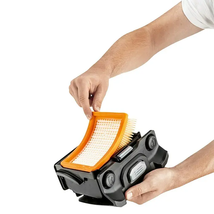 Kärcher Flachfaltenfilter - Passend für: Kärcher WD 4 bis WD 6, 1 Stk. - Ein Mann setzt einen gelben Filter in einen Staubsauger. Das Foto zeigt einen Filterwechsel, die Wartung des Geräts.