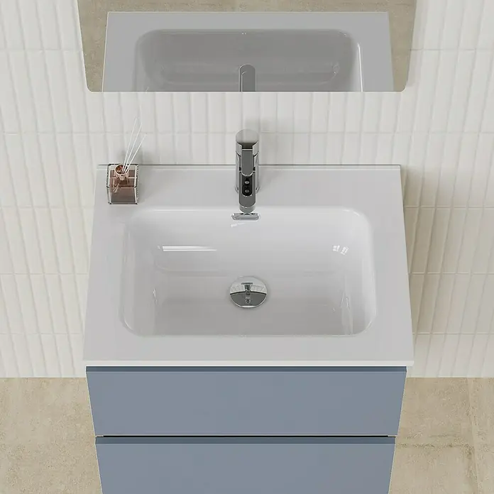 Artysan Conjunto de mueble de baño Funk - Ancho: 60 cm, Nature/Azul, 3 pzs. - Imagen de un baño moderno con un elegante mueble de lavabo azul con un lavabo blanco. Un armario con espejo completa el diseño.