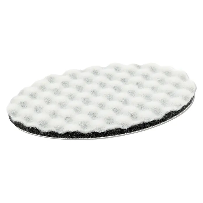 Lehnartz Isi-Line Ersatzkissen Premium Omega XXL - Größe: XXL - Das Bild zeigt einen weißen Polierschwamm mit Noppen auf einer schwarzen Unterlage. Ideal zum Polieren von Oberflächen.