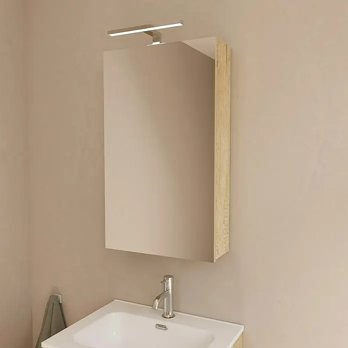 Artysan Armario con espejo LED Loft - An x Al: 48 x 80 cm, Nature, Con iluminación, Número de puertas: 1 ud. - Un espejo de baño con marco de madera y una lámpara encima cuelga sobre un lavabo con grifo.
