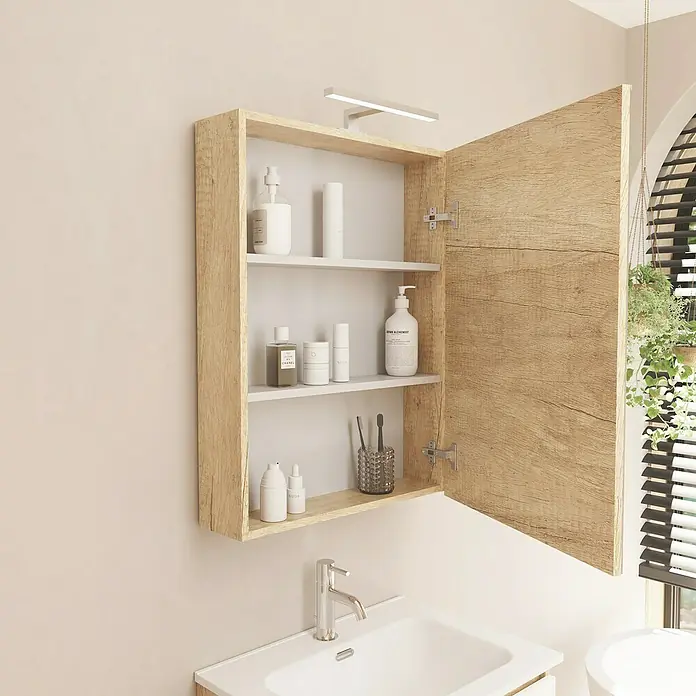 Artysan Armario con espejo LED Loft - An x Al: 60 x 80 cm, Nature, Con iluminación, Número de puertas: 1 ud. - Un armario de baño abierto con aspecto de madera y tres estantes que contienen diversos artículos de baño. El armario está montado sobre un lavabo.