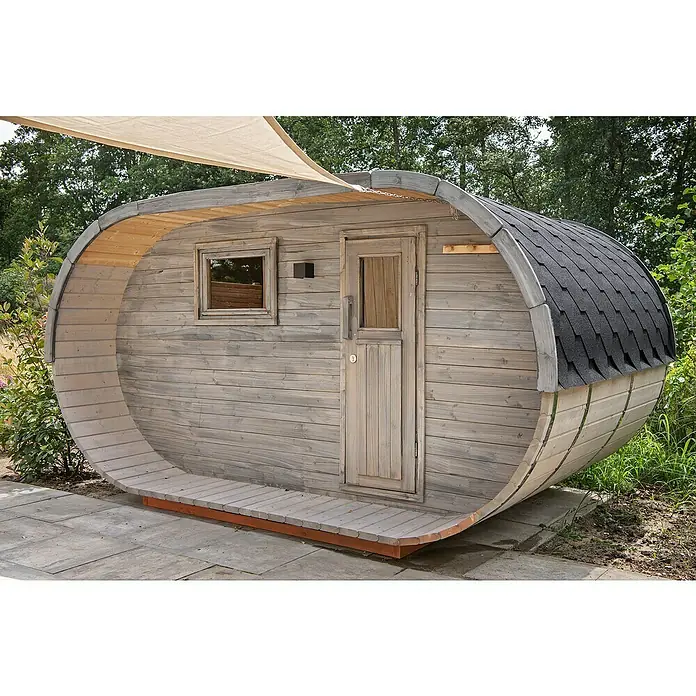 Tuindeco Saunahaus - L x B x H: 405 x 240 x 216 cm, Ohne Ofen - Fassförmige Außensauna aus hellem Holz mit kleinem Fenster und Tür. Dach mit dunklen Schindeln und eine kleine Terrasse.