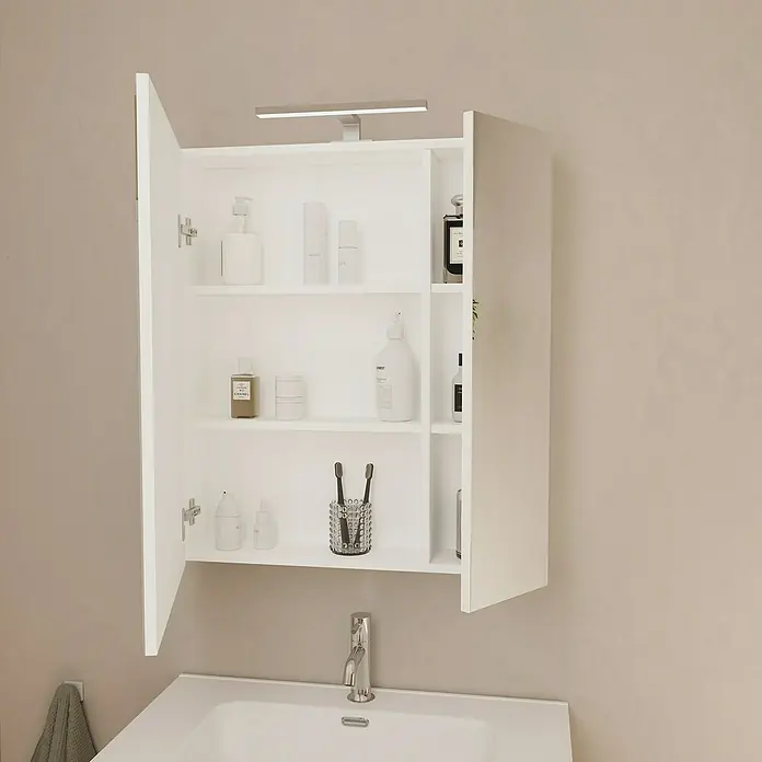 Artysan Armario con espejo LED Loft - An x Al: 70 x 80 cm, Blanco, Con iluminación, Número de puertas: 2 ud. - Primer plano de un armario de baño blanco con compartimento abierto, que muestra varios artículos de aseo sobre un lavabo blanco.