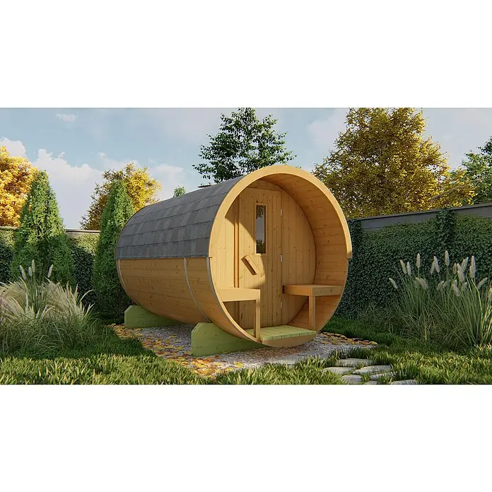 Tuindeco Fasssauna - L x B x H: 300 x 205 x 220 cm, Ohne Ofen - Dieses Bild zeigt eine Fasssauna im Freien. Die Sauna ist aus hellem Holz gefertigt und hat ein graues Dach. Sie steht auf einem Rasen mit Bäumen und Sträuchern.