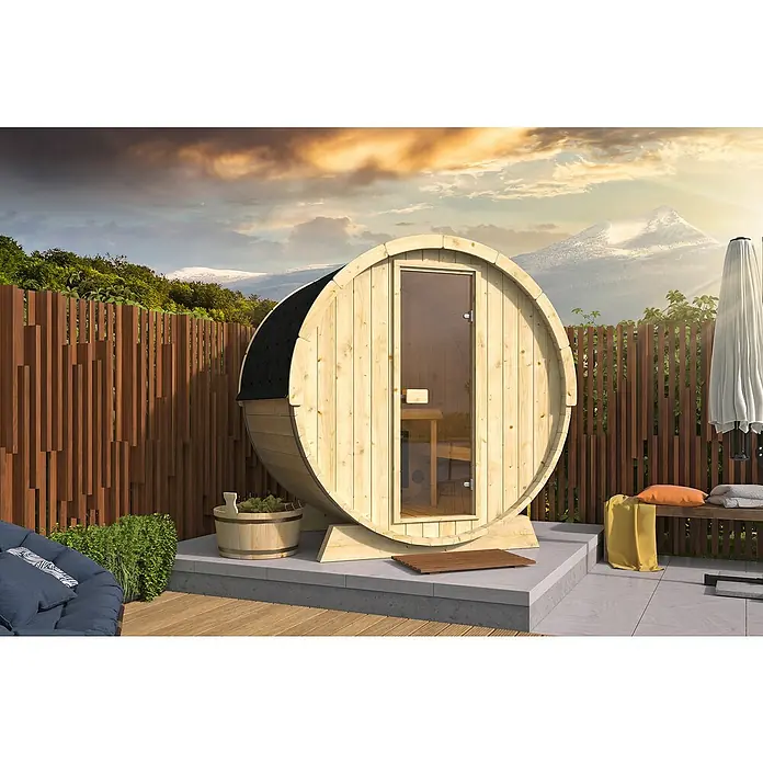 Tuindeco Fasssauna - L x B x H: 205 x 160 x 205 cm, Ohne Ofen, Unbehandelt - Diese Abbildung zeigt eine Fasssauna im Aussenbereich. Die Sauna ist aus Holz und hat eine Glastür. Im Hintergrund sind Berge zu sehen.