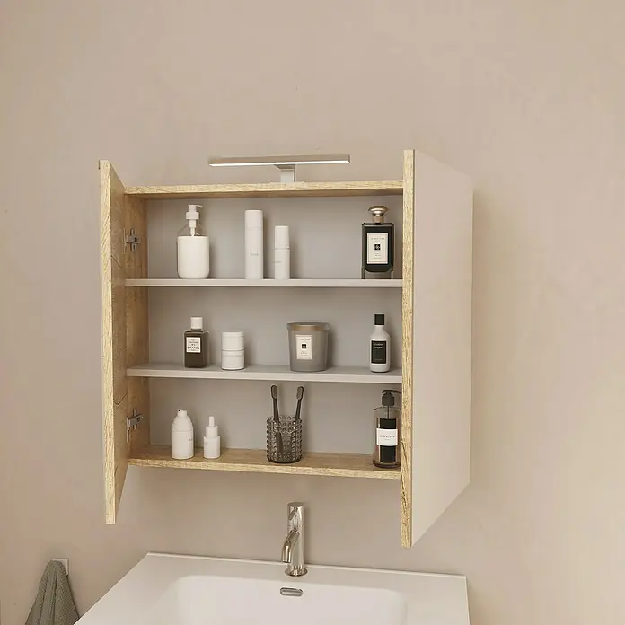 Artysan Armario con espejo LED Loft - An x Al: 65 x 80 cm, Nature, Con iluminación, Número de puertas: 2 ud. - Un armario de baño abierto con tres estantes que muestran diversos artículos de tocador, como lociones, perfumes y un cepillo de dientes.