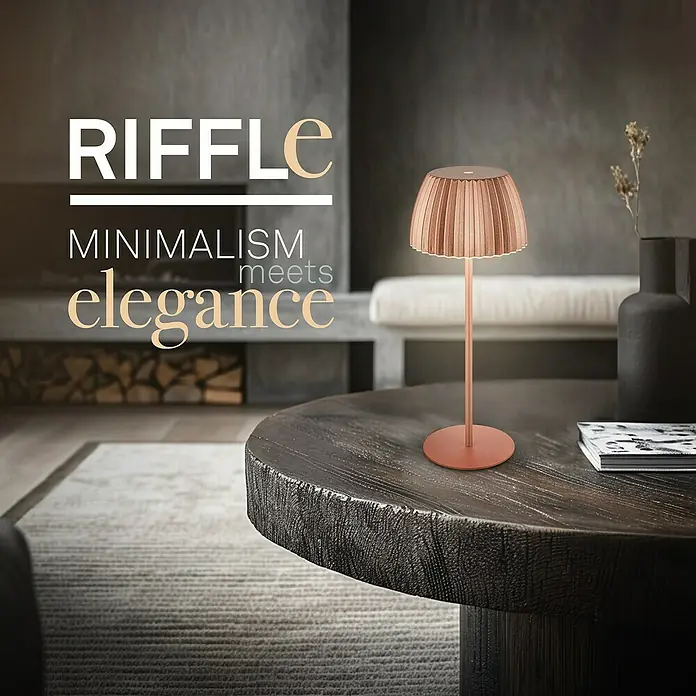 Brilo Riffle Akku-Tischleuchte - Ø x H: 14,5 x 36,5 cm, Kupfer, Warmweiß, 1,5 W, IP44, Classic - Eine elegante, kupferfarbene Riffle-Tischleuchte steht auf einem dunklen Holztisch und strahlt ein warmes, einladendes Licht aus.
