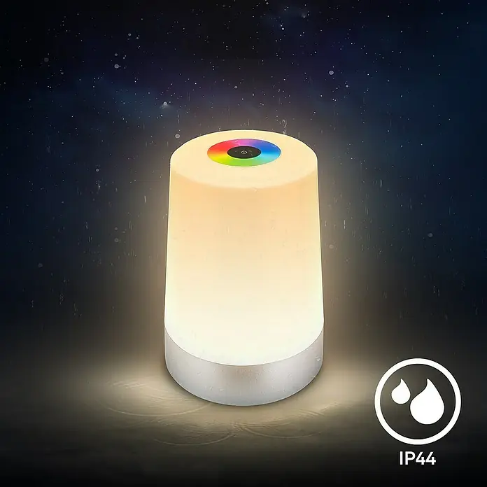 Brilo Akku-Tischleuchte Nubsi - Ø x H: 9 x 13 cm, Chrome, RGBW, 2,8 W, IP44 - Nahaufnahme einer farbwechselnden Nachttischlampe, die ein weiches, warmes Licht ausstrahlt und mit der Schutzart IP44 versehen ist.
