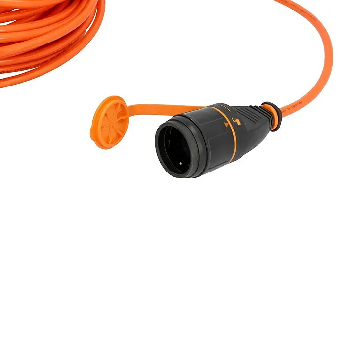 UniTEC Verlängerungskabel mit arretierbarer Kupplung - 20 m, Orange, IP44, H07BQ - Nahaufnahme eines orangefarbenen Verlängerungskabels mit schwarzem Stecker und Schutzkappe.