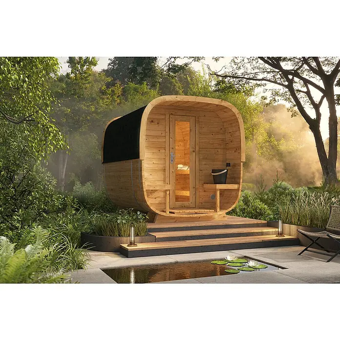 Tuindeco Saunahaus Cube Rovaniemi - L x B x H: 286 x 219 x 234 cm, Ohne Ofen, Thermoholz - Außenaufnahme einer Fasssauna aus Holz mit schwarzem Dach und kleinem Wasserbecken im Garten.