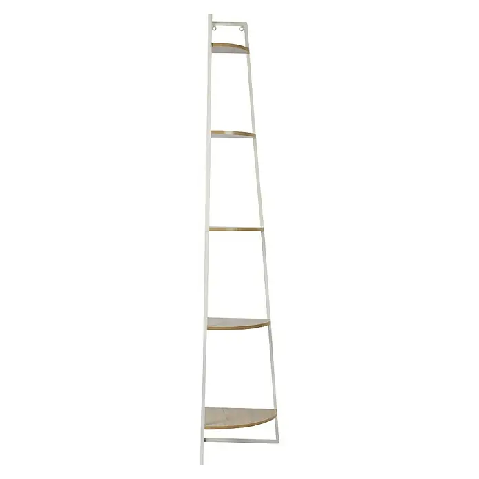 Home Deco Factory Estantería esquinera - An x Al: 34 x 180 cm, Número de baldas: 5 ud., Blanco/Beige - La imagen muestra una estantería blanca con estantes de madera, apoyada contra una pared como una escalera. Ofrece almacenamiento y se integra bien en espacios modernos.