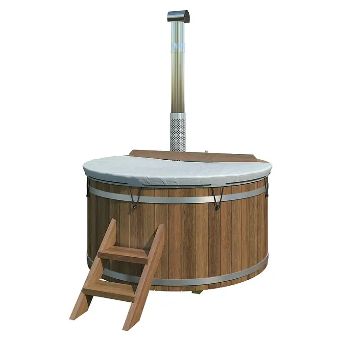 Tuindeco Hot Tub - 188 cm, Kiefer, Natur, Max. Personenzahl: 6 Stk. - Abgebildet ist ein runder Badezuber aus Holz mit Abdeckung, Leiter und Edelstahlkamin, der zum Entspannen im Freien einlädt.