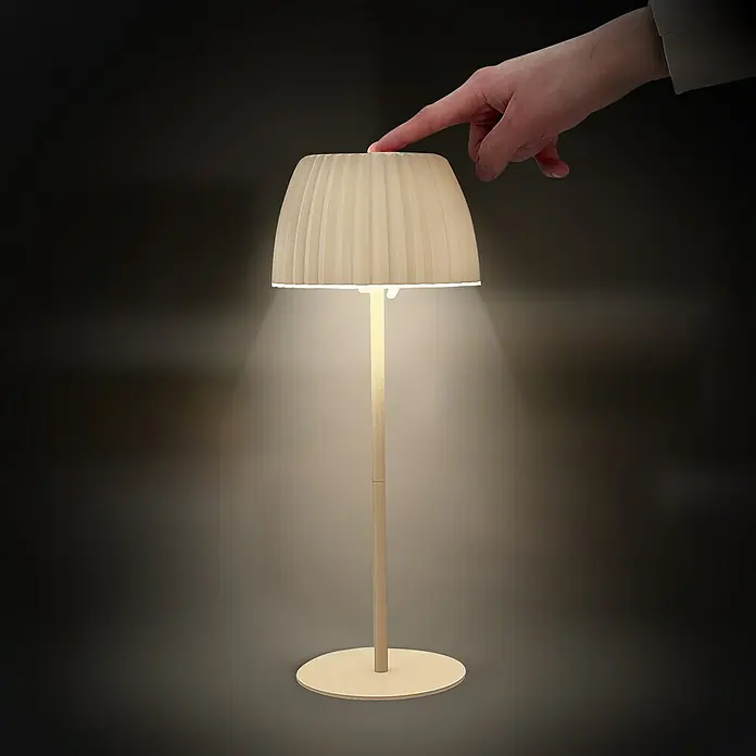 Brilo Riffle Akku-Tischleuchte - Ø x H: 14,3 x 36,4 cm, Beige, Warmweiß, 2 W, IP44, Classic - Elegante Stehlampe mit plissiertem Schirm wird per Fingerdruck bedient und spendet warmes Licht im Raum.