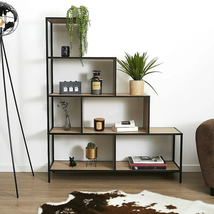 Home Deco Factory Edison Estantería metálica - L x An x Al: 30 x 120 x 146 cm, Metal/Madera, Negro/Marrón, Forma de escalera - Atractiva estantería escalonada con estructura de metal negro y decoración de madera clara, ideal para exhibir elementos decorativos.