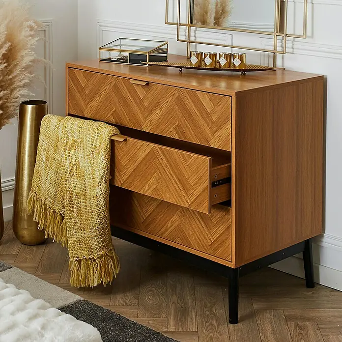 Home Deco Factory Felix Cómoda con mesitas - 3 pzs., Marrón/Negro, Acabado en espiga - Elegante cómoda con aspecto de madera con un llamativo patrón de espiga y patas negras, un mueble elegante con un cajón abierto.