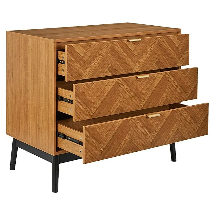 Home Deco Factory Felix Cómoda con mesitas - 3 pzs., Marrón/Negro, Acabado en espiga - Una moderna cómoda de madera con tres cajones parcialmente abiertos y un patrón de espiga.