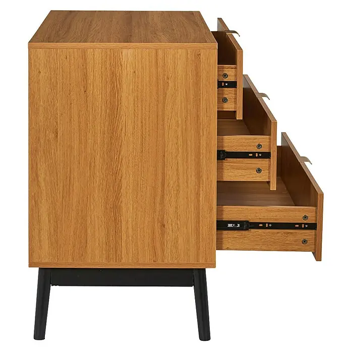 Home Deco Factory Felix Cómoda con mesitas - 3 pzs., Marrón/Negro, Acabado en espiga - Un moderno armario de madera con tres cajones parcialmente abiertos, que muestra su funcionalidad y diseño elegante.