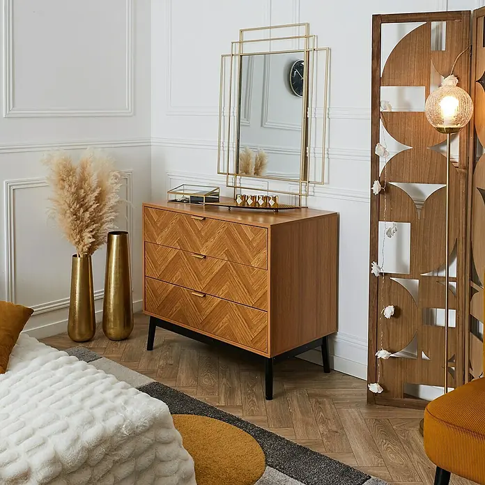 Home Deco Factory Felix Cómoda con mesitas - 3 pzs., Marrón/Negro, Acabado en espiga - Elegante cómoda de madera con diseño de espiga y marco de espejo dorado para un ambiente sofisticado.