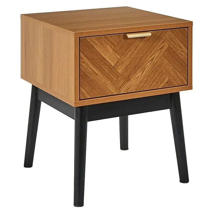 Home Deco Factory Felix Cómoda con mesitas - 3 pzs., Marrón/Negro, Acabado en espiga - Elegante mesita de noche con aspecto de madera con cajón, tirador dorado y patas negras, ideal para cualquier dormitorio.