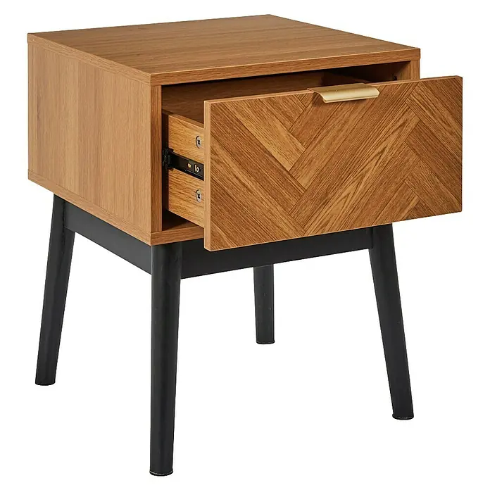 Home Deco Factory Felix Cómoda con mesitas - 3 pzs., Marrón/Negro, Acabado en espiga - Elegante mesita de noche de madera con cajón abierto y decorativo patrón de espiga, descansando sobre una estructura metálica negra.