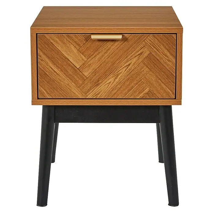 Home Deco Factory Felix Cómoda con mesitas - 3 pzs., Marrón/Negro, Acabado en espiga - Elegante mesita de noche con cajón y textura de madera. El mueble perfecto para tu dormitorio, que combina estilo y funcionalidad.