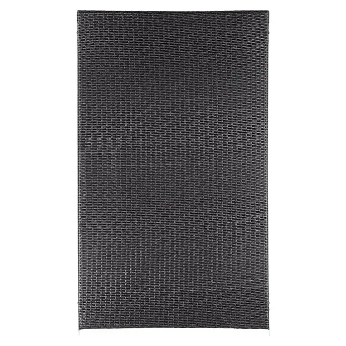 Sichtschutzelement Stockholm - 90 x 150 cm, Anthrazit - Detailaufnahme einer schwarzen Rattan-Gartenmöbelplatte, die durch ihr feines Webmuster besticht und eine robuste Textur aufweist.