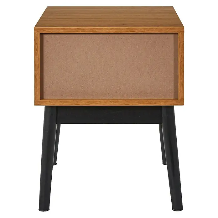 Home Deco Factory Felix Cómoda con mesitas - 3 pzs., Marrón/Negro, Acabado en espiga - Primer plano de una mesita de noche de madera con patas negras, con un diseño sencillo y moderno. Ideal como mueble de dormitorio.
