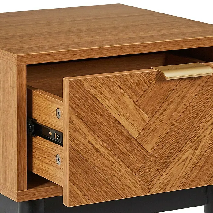Home Deco Factory Felix Cómoda con mesitas - 3 pzs., Marrón/Negro, Acabado en espiga - Mesita de noche con cajón abierto, textura de veta de madera y asa dorada. La mesita de noche es un elegante complemento para cualquier dormitorio.
