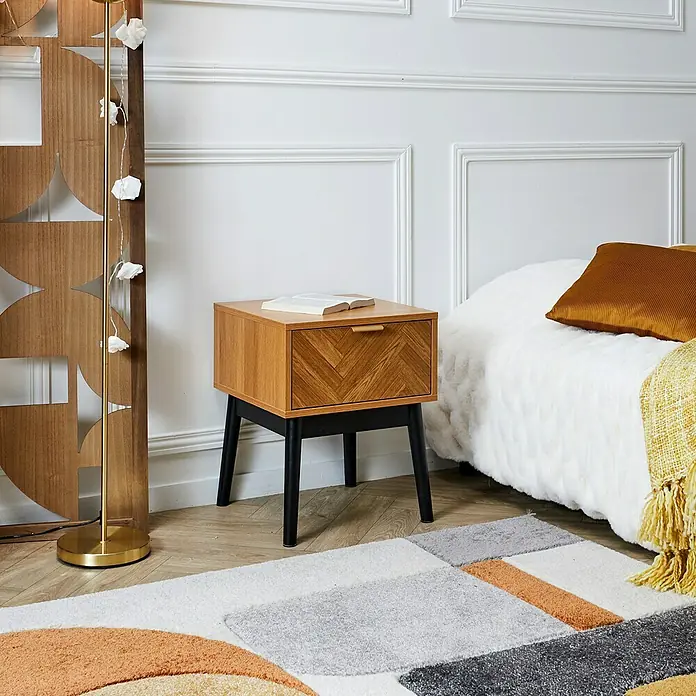 Home Deco Factory Felix Cómoda con mesitas - 3 pzs., Marrón/Negro, Acabado en espiga - Elegante mesita de noche de madera con cajón en espiga y patas negras. Un complemento elegante para cualquier dormitorio.