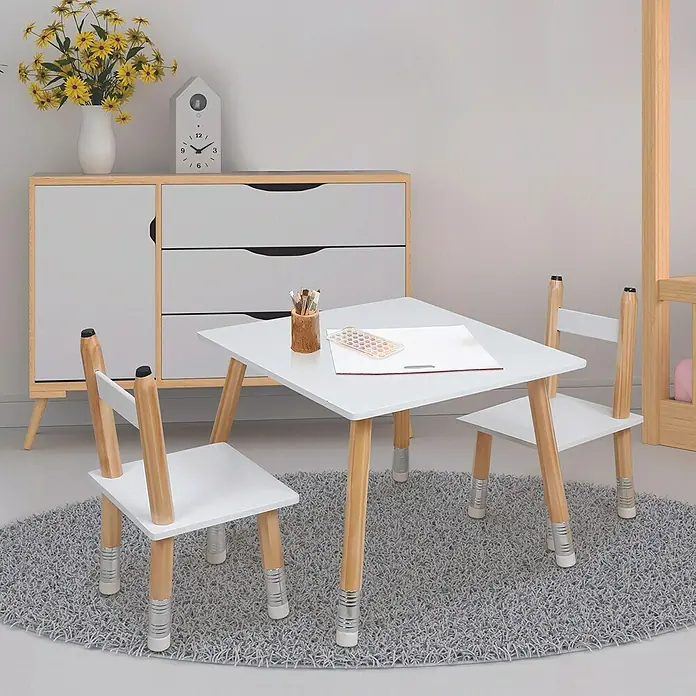 Home Deco Kids Conjunto de muebles Lápiz - 5 pzs., Blanco/Beige, Específico para: Niños de 3 a 5 años - Zona infantil con mesa y sillas blancas en habitación infantil. Las patas de la mesa tienen un diseño de lápiz para un aspecto lúdico.