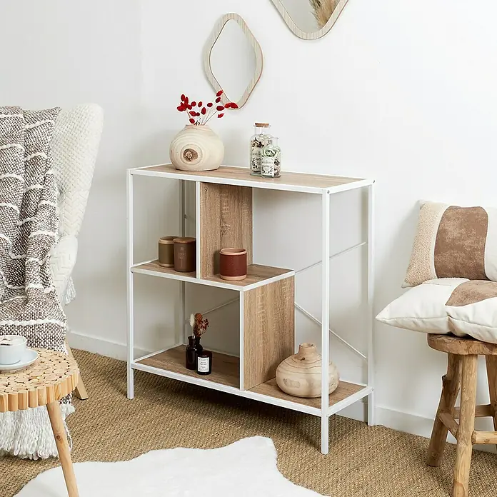 Home Deco Factory Edison Estantería metálica - L x An x Al: 30 x 80 x 79,5 cm, Metal/Madera, Blanco/Marrón - Estantería blanca moderna con decoración de madera clara y tres niveles para almacenar objetos decorativos con estilo en el salón.
