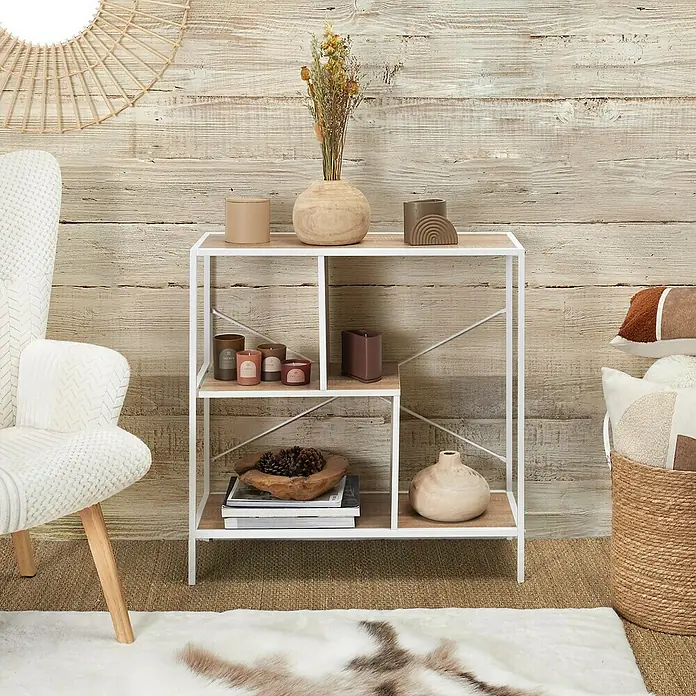 Home Deco Factory Edison Estantería metálica - L x An x Al: 30 x 80 x 79,5 cm, Metal/Madera, Blanco/Marrón - Una estantería elegante con estructura blanca y estantes de madera, decorada con jarrones, velas y libros, contra una pared de madera rústica.