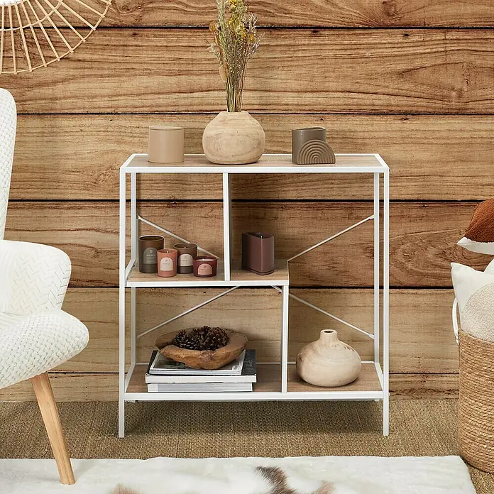 Home Deco Factory Edison Estantería metálica - L x An x Al: 30 x 80 x 79,5 cm, Metal/Madera, Blanco/Marrón - Una estantería elegante con elementos decorativos como jarrones y velas, creando un ambiente cálido y acogedor. Perfecta para salón o recibidor.