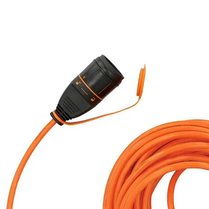 UniTEC Verlängerungskabel mit arretierbarer Kupplung - 20 m, Orange, IP44, H07BQ - Aufnahme einer orangefarbenen Verlängerungsschnur mit einer schwarzen Steckdose und einer orangefarbenen Kappe.